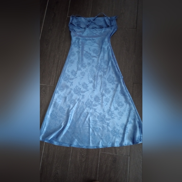 Dress - Picture 3 of 4